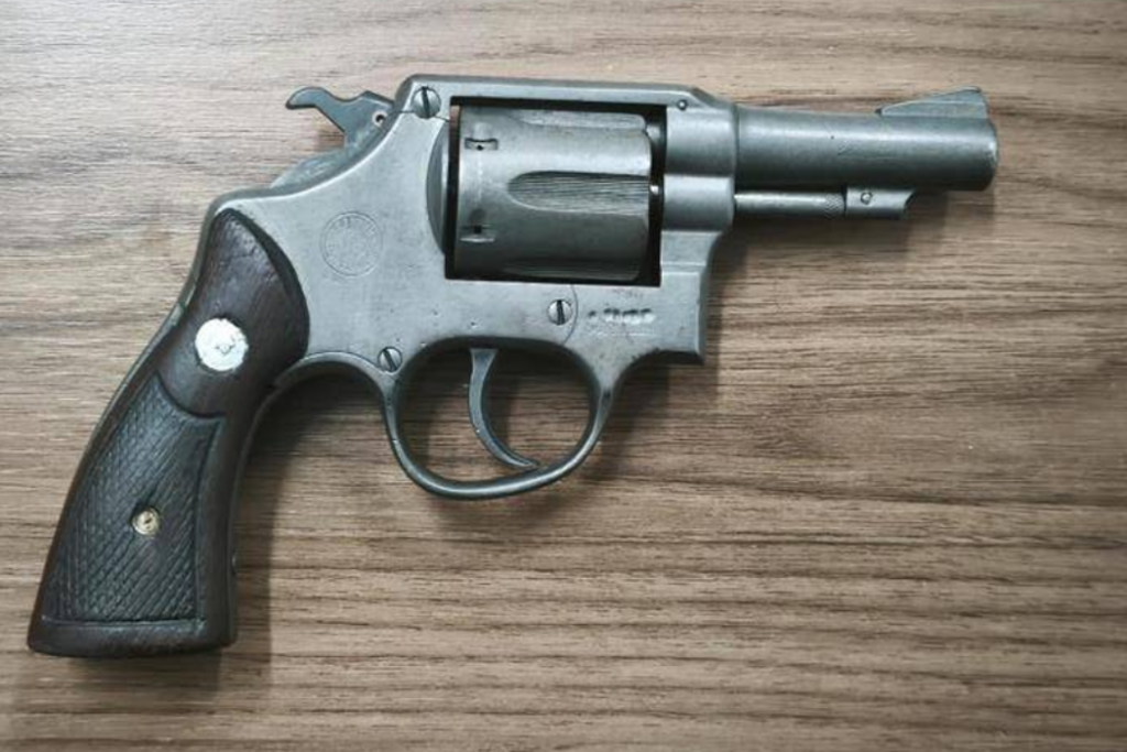 Homem foi preso em flagrante com um revólver calibre .38 de numeração raspada durante abordagem policial em São José dos Campos.