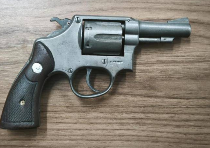 Homem foi preso em flagrante com um revólver calibre .38 de numeração raspada durante abordagem policial em São José dos Campos.