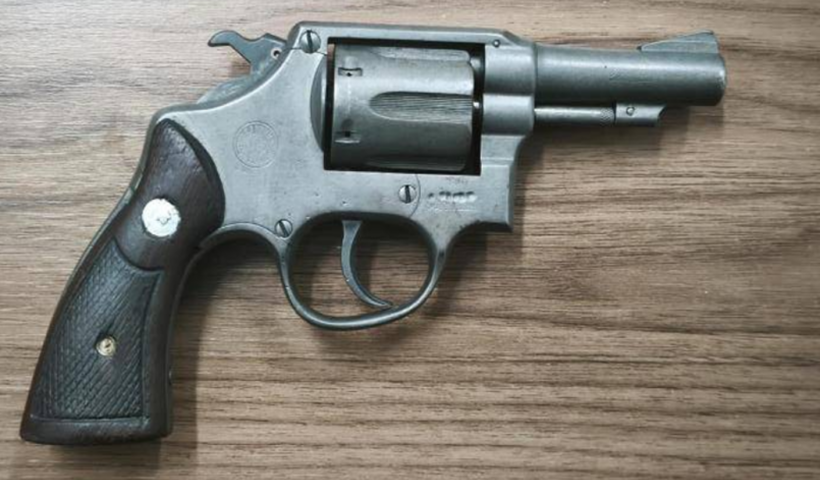 Homem foi preso em flagrante com um revólver calibre .38 de numeração raspada durante abordagem policial em São José dos Campos.