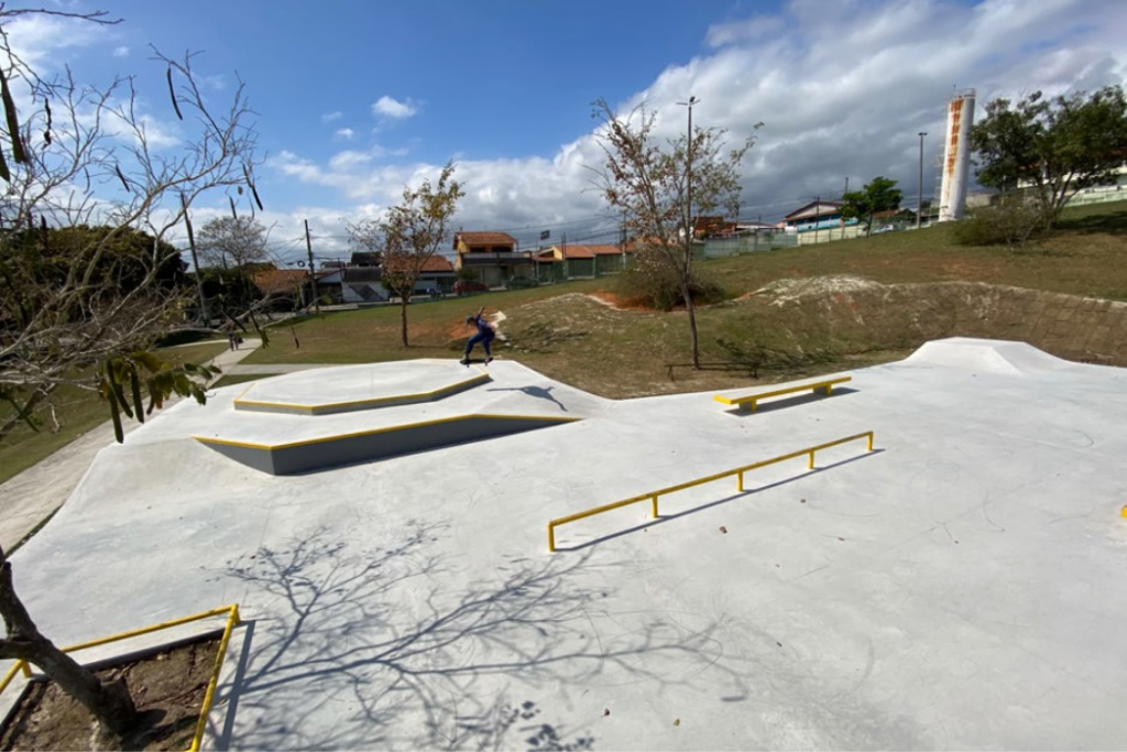 Prefeitura de São José dos Campos oferece aulas gratuitas de skate para crianças e jovens de 6 a 17 anos na região leste da cidade.