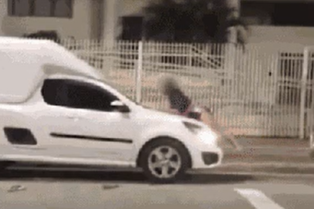 Mulher fica sobre capô de carro durante confusão no Centro de São José dos Campos. Vídeo registra parte da ocorrência.