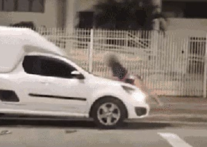 Mulher fica sobre capô de carro durante confusão no Centro de São José dos Campos. Vídeo registra parte da ocorrência.