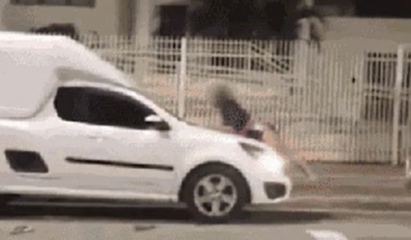 Mulher fica sobre capô de carro durante confusão no Centro de São José dos Campos. Vídeo registra parte da ocorrência.