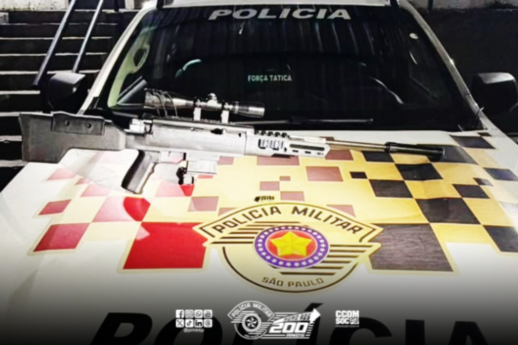 Polícia Militar apreendeu um rifle adaptado para calibre .22 durante abordagem na zona sul de São José dos Campos. Dois homens foram detidos.