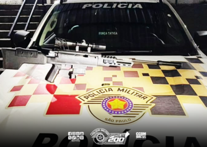 Polícia Militar apreendeu um rifle adaptado para calibre .22 durante abordagem na zona sul de São José dos Campos. Dois homens foram detidos.
