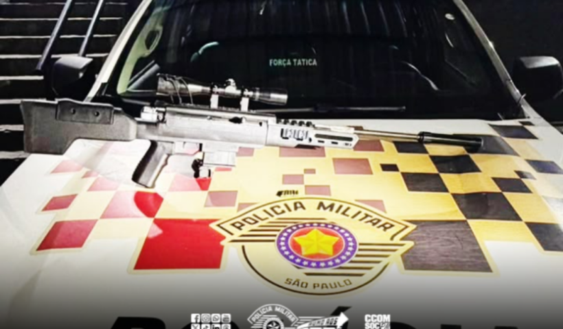 Polícia Militar apreendeu um rifle adaptado para calibre .22 durante abordagem na zona sul de São José dos Campos. Dois homens foram detidos.