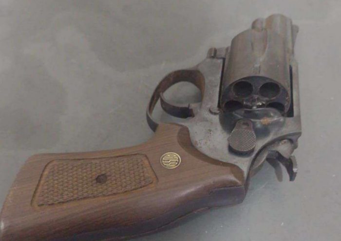 Homem é preso em flagrante em Aparecida com revólver calibre .38 de numeração aparentemente raspada e munições dentro de casa.