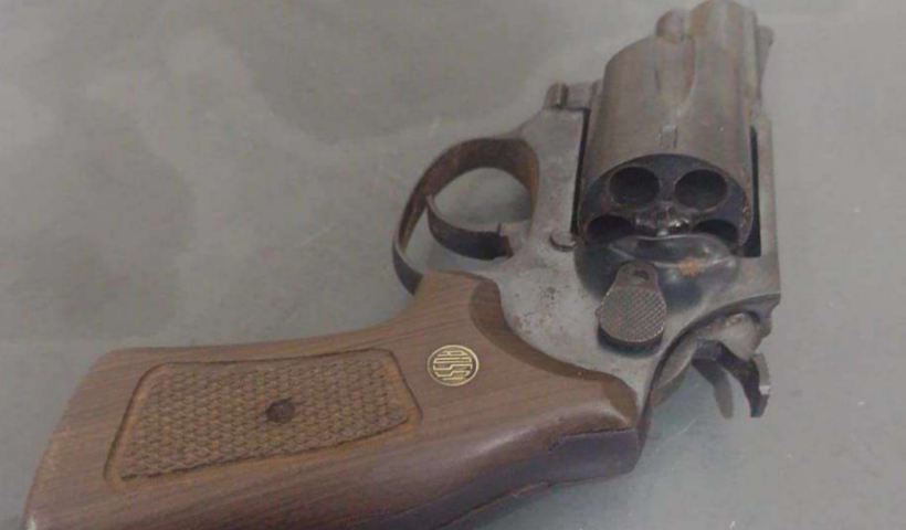Homem é preso em flagrante em Aparecida com revólver calibre .38 de numeração aparentemente raspada e munições dentro de casa.