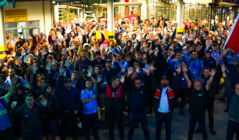 Metalúrgicos da GM em São José dos Campos aprovam estado de greve e cobram reajuste pelo INPC mais 3,5% de aumento real nos salários.