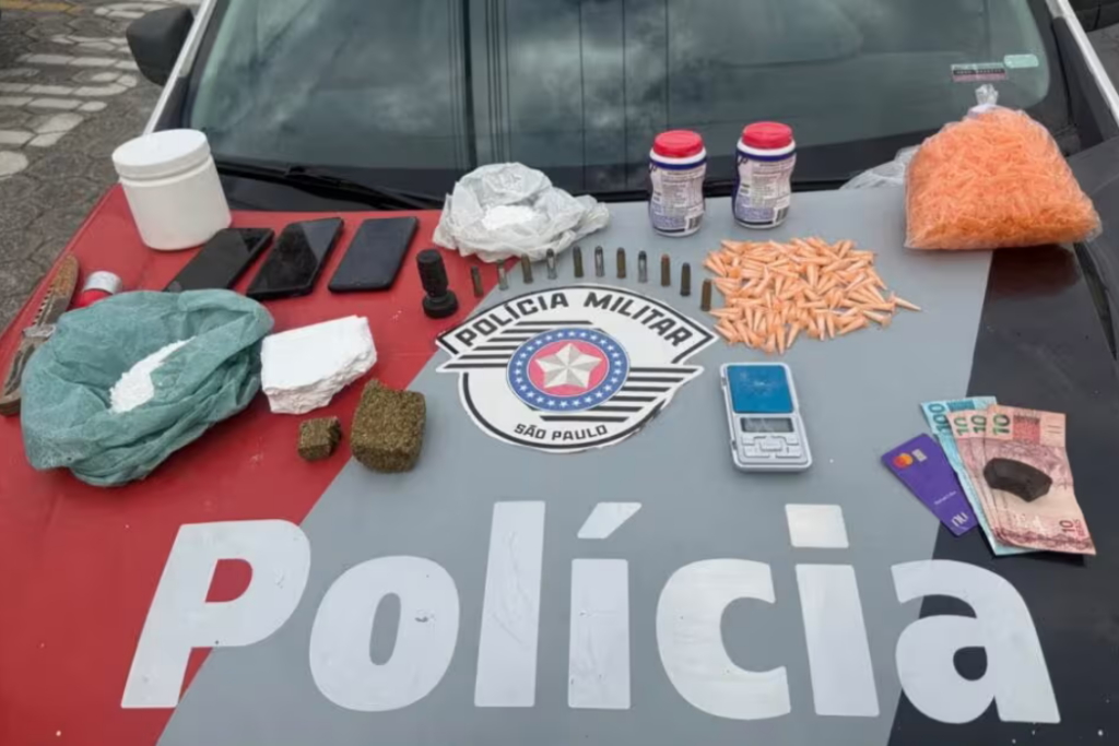 Homem é preso em flagrante por tráfico de drogas no bairro Pedregulho, em Guaratinguetá. Polícia apreendeu cocaína e maconha.