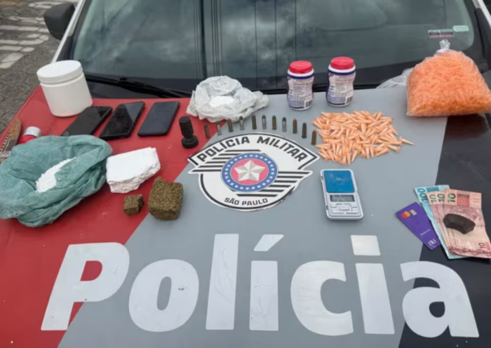 Homem é preso em flagrante por tráfico de drogas no bairro Pedregulho, em Guaratinguetá. Polícia apreendeu cocaína e maconha.