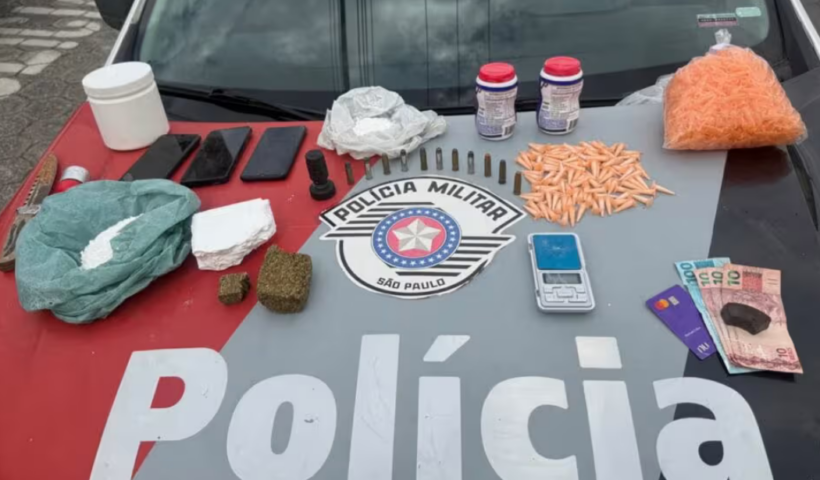 Homem é preso em flagrante por tráfico de drogas no bairro Pedregulho, em Guaratinguetá. Polícia apreendeu cocaína e maconha.