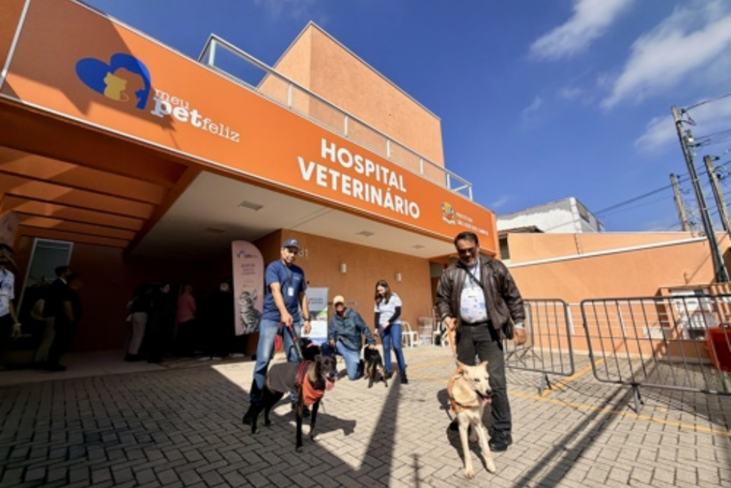 Hospital Veterinário Municipal de São José dos Campos inicia vacinação antirrábica e microchipagem gratuita de cães e gatos nesta segunda-feira.