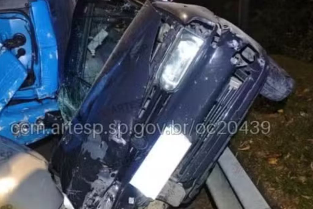 Engavetamento com caminhão e oito carros deixa uma pessoa ferida na Rodovia dos Tamoios, em Paraibuna, na noite deste sábado (8).