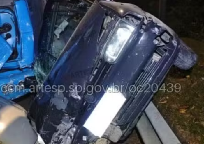 Engavetamento com caminhão e oito carros deixa uma pessoa ferida na Rodovia dos Tamoios, em Paraibuna, na noite deste sábado (8).