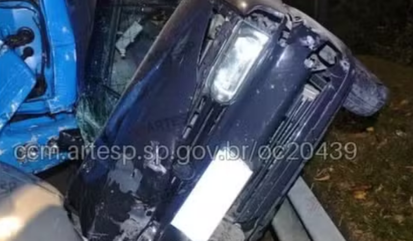 Engavetamento com caminhão e oito carros deixa uma pessoa ferida na Rodovia dos Tamoios, em Paraibuna, na noite deste sábado (8).