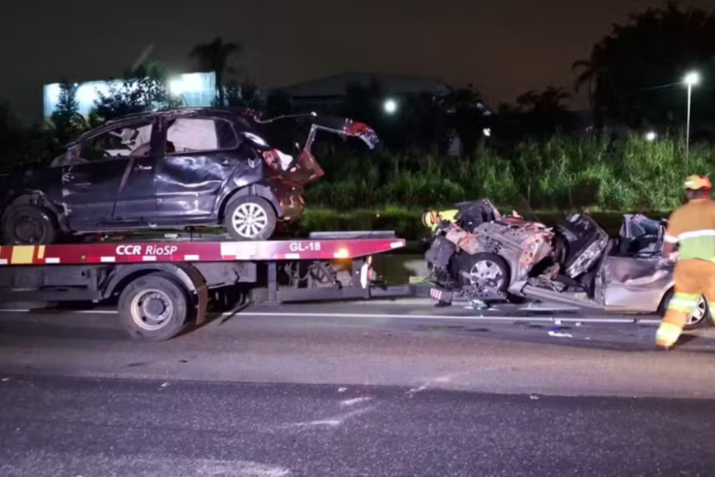 Três pessoas morreram após dois carros baterem na Rodovia Presidente Dutra, em São José dos Campos, na noite deste domingo (9).