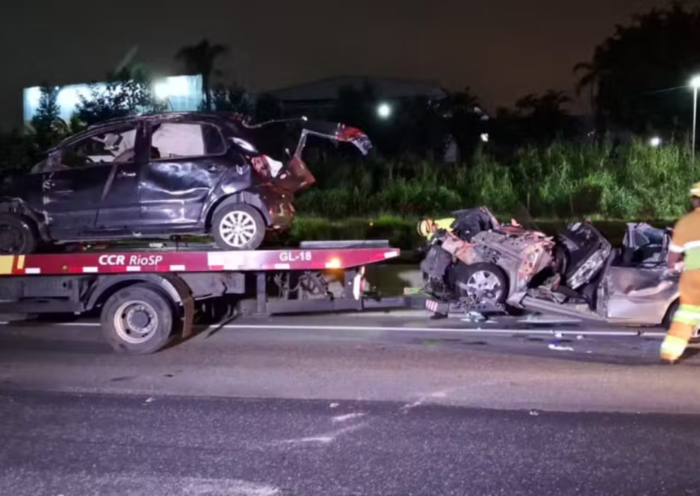 Três pessoas morreram após dois carros baterem na Rodovia Presidente Dutra, em São José dos Campos, na noite deste domingo (9).