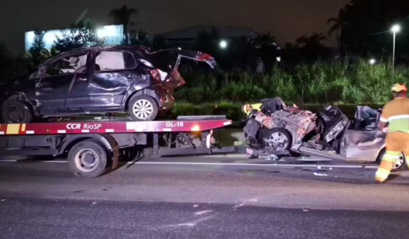 Três pessoas morreram após dois carros baterem na Rodovia Presidente Dutra, em São José dos Campos, na noite deste domingo (9).