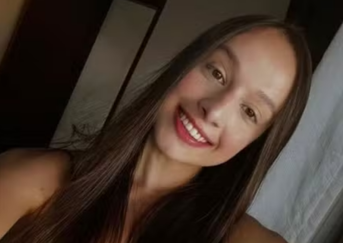 Jovem de 23 anos morre após ser baleada em praça de Pindamonhangaba. Ex-companheiro é preso e caso é investigado como feminicídio.