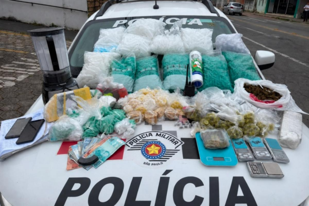 Homem é preso com quase 6 kg de drogas, balanças e 20 mil microtubos vazios em residência usada para o tráfico em Guaratinguetá.