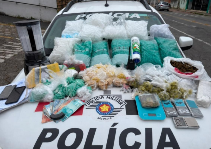 Homem é preso com quase 6 kg de drogas, balanças e 20 mil microtubos vazios em residência usada para o tráfico em Guaratinguetá.