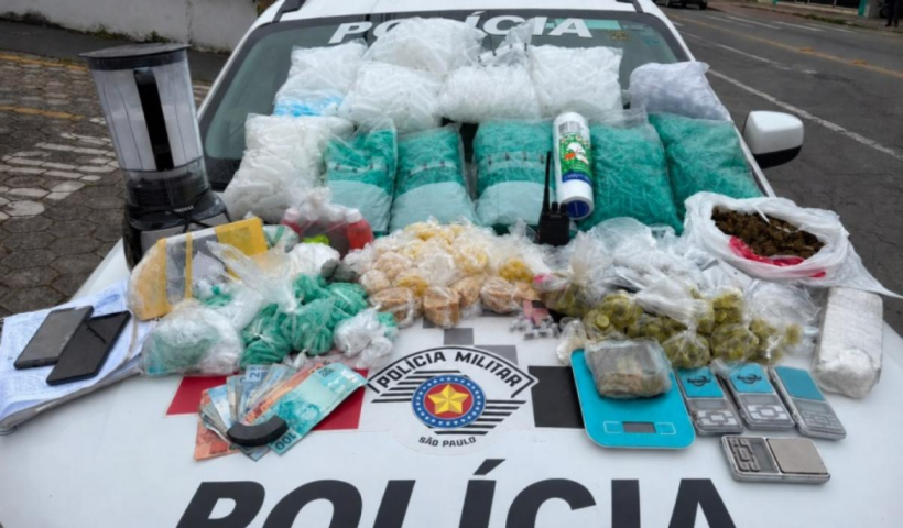 Homem é preso com quase 6 kg de drogas, balanças e 20 mil microtubos vazios em residência usada para o tráfico em Guaratinguetá.