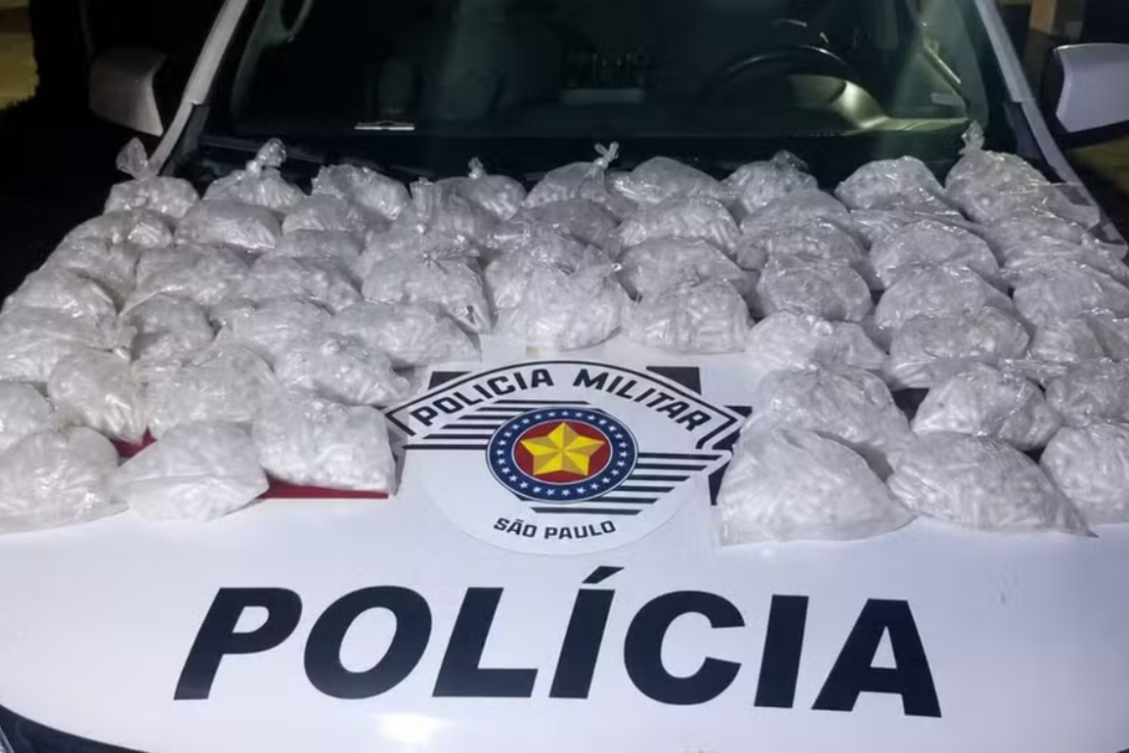 PM apreende quase 9,5 kg de cocaína, 7.410 pinos e três munições após encontrar tonel enterrado em área de mata em Aparecida.