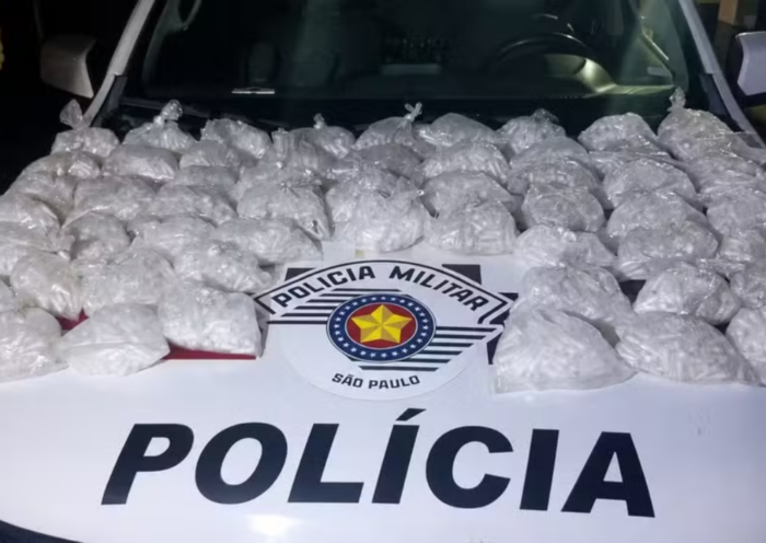 PM apreende quase 9,5 kg de cocaína, 7.410 pinos e três munições após encontrar tonel enterrado em área de mata em Aparecida.