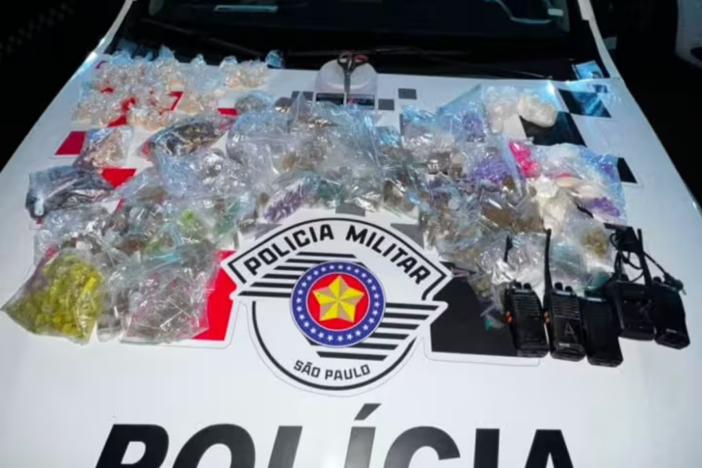 PM apreende 2.338 porções de drogas, além de rádios e equipamentos, durante operação na Comunidade do Banhado, em São José dos Campos.