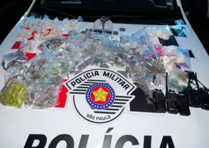 PM apreende 2.338 porções de drogas, além de rádios e equipamentos, durante operação na Comunidade do Banhado, em São José dos Campos.