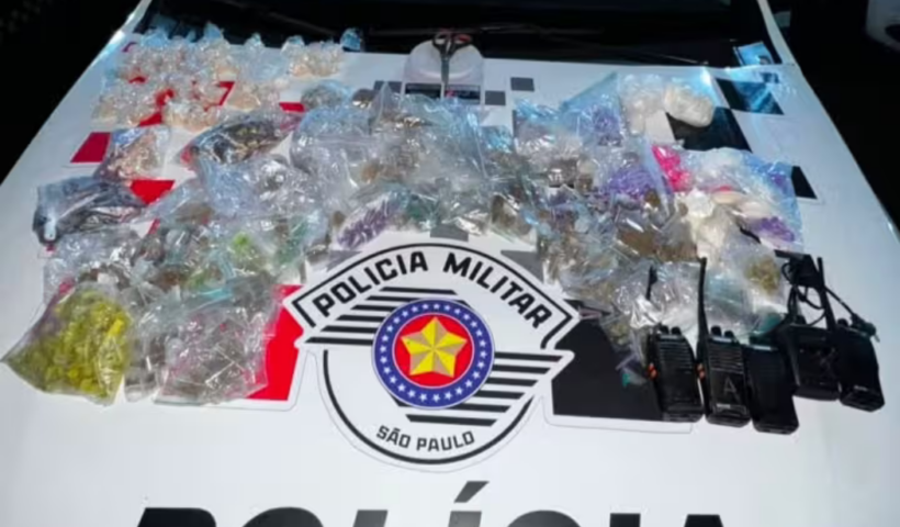 PM apreende 2.338 porções de drogas, além de rádios e equipamentos, durante operação na Comunidade do Banhado, em São José dos Campos.