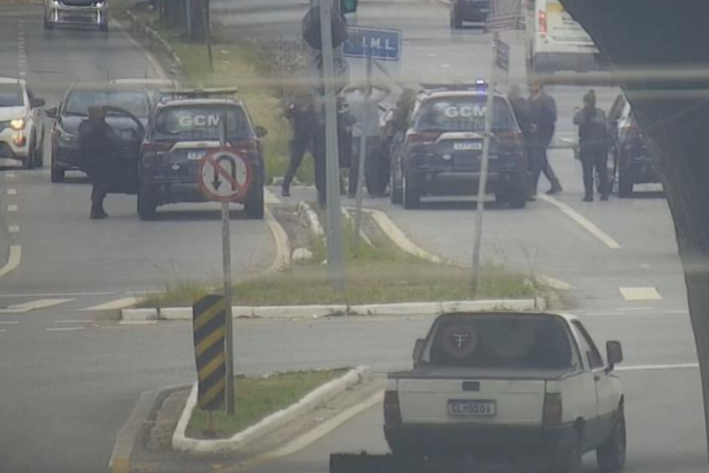 GCM localiza em Taubaté veículo ligado a golpe contra uma idosa de 72 anos e leva três pessoas que estavam no carro à delegacia.