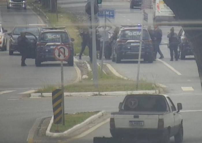 GCM localiza em Taubaté veículo ligado a golpe contra uma idosa de 72 anos e leva três pessoas que estavam no carro à delegacia.