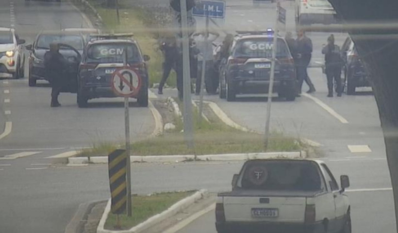 GCM localiza em Taubaté veículo ligado a golpe contra uma idosa de 72 anos e leva três pessoas que estavam no carro à delegacia.