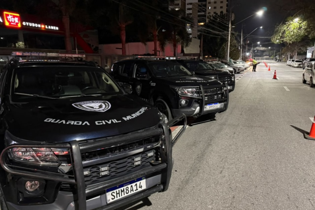 Operação fiscalizou três estabelecimentos na região central de São José dos Campos, interditou uma casa noturna e autuou outros dois locais.