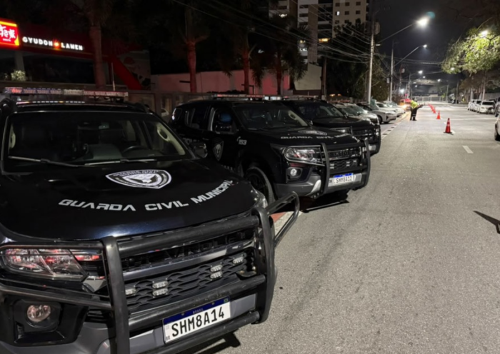 Operação fiscalizou três estabelecimentos na região central de São José dos Campos, interditou uma casa noturna e autuou outros dois locais.