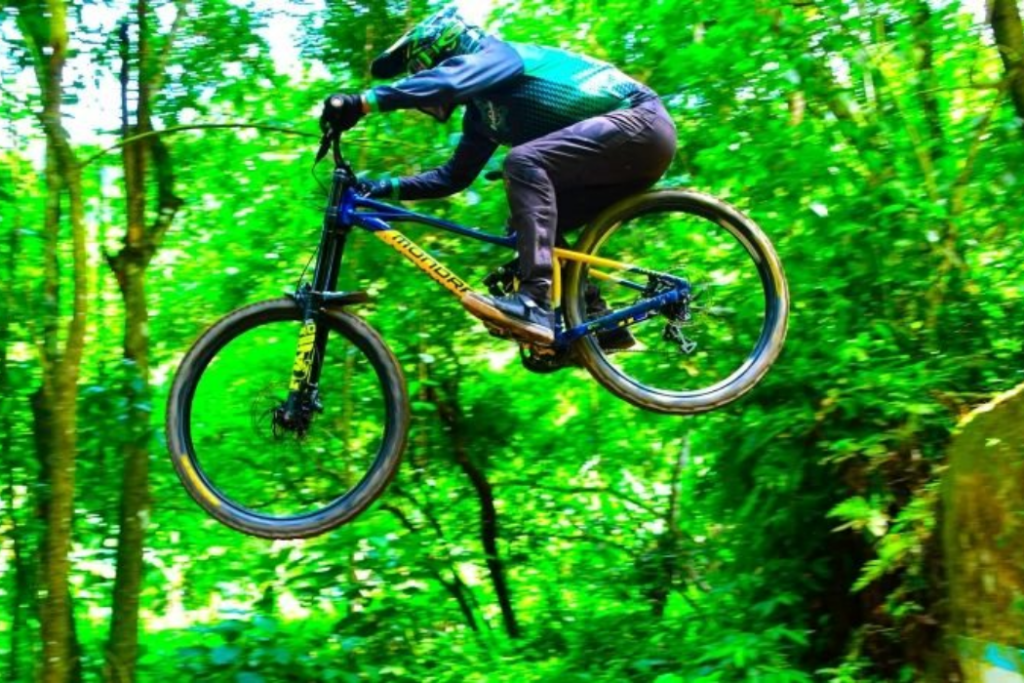 Ilhabela comemora 221 anos com programação esportiva, incluindo corridas, vôlei, ciclismo, downhill e esportes de praia.