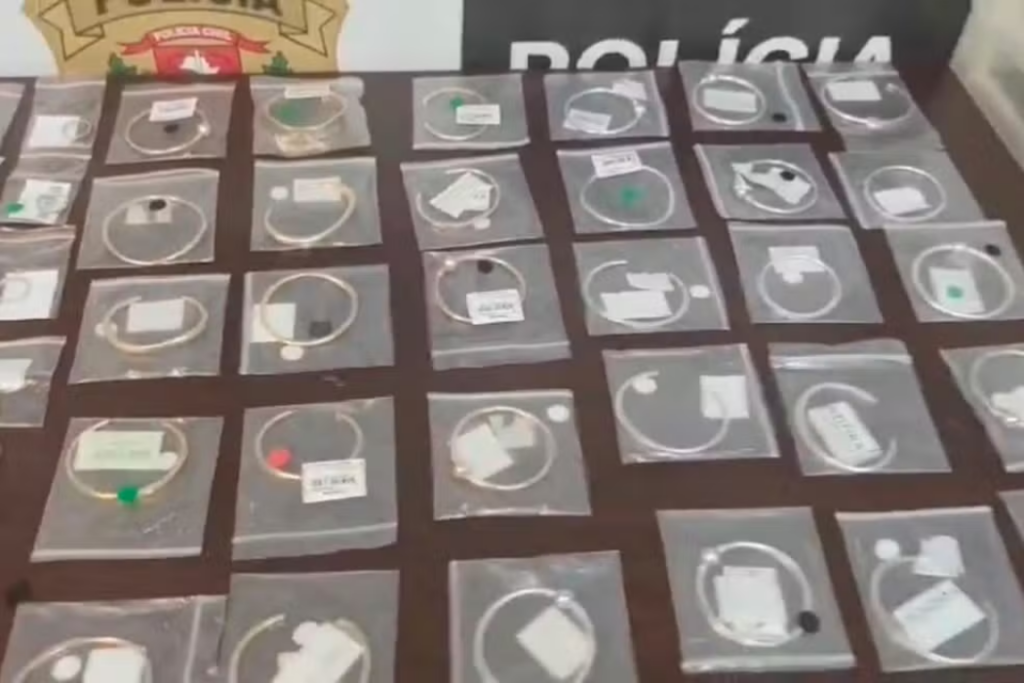 Polícia Civil prende quatro colombianos suspeitos de furtar 64 joias de uma joalheria dentro do Taubaté Shopping nesta quarta-feira (19).
