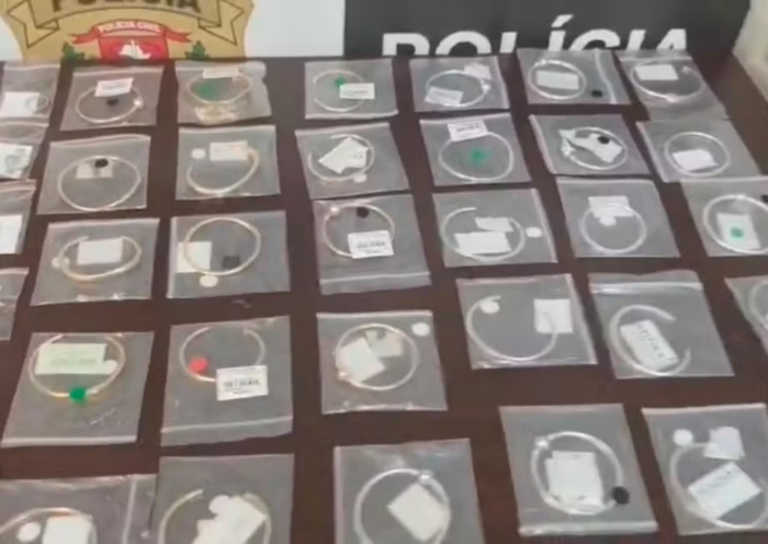 Polícia Civil prende quatro colombianos suspeitos de furtar 64 joias de uma joalheria dentro do Taubaté Shopping nesta quarta-feira (19).