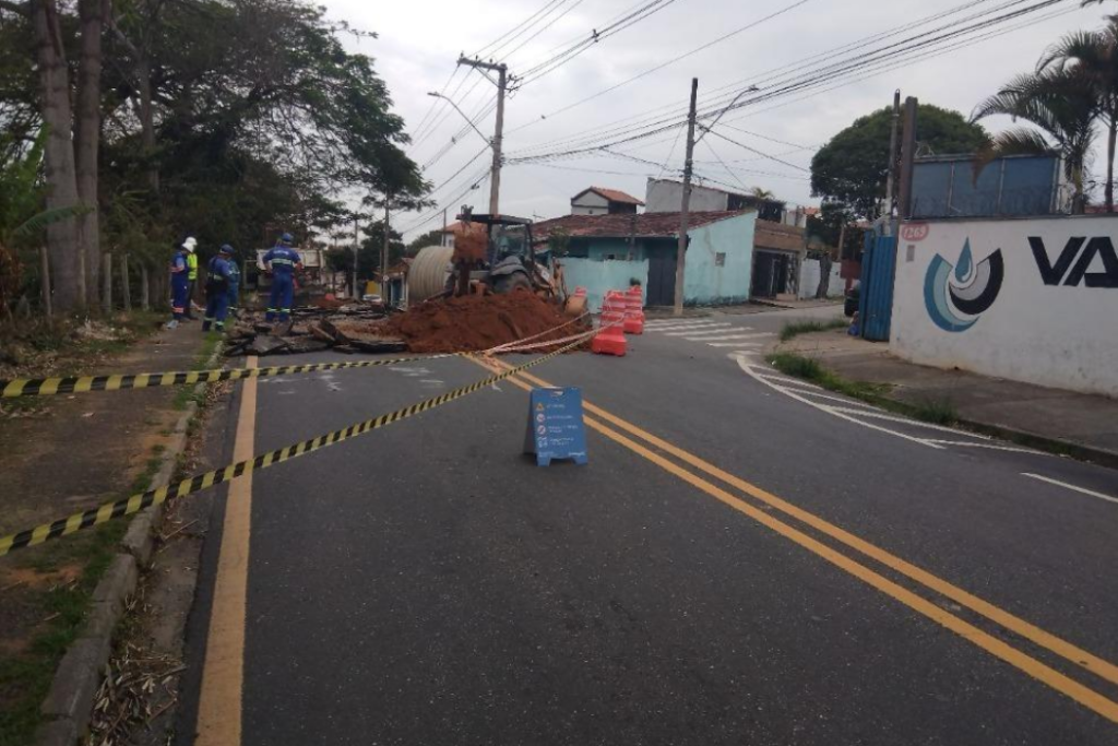Trecho da Avenida Dom Pedro I, em Taubaté, tem interdição nos dois sentidos para reparos na rede de esgoto. Confira o desvio.