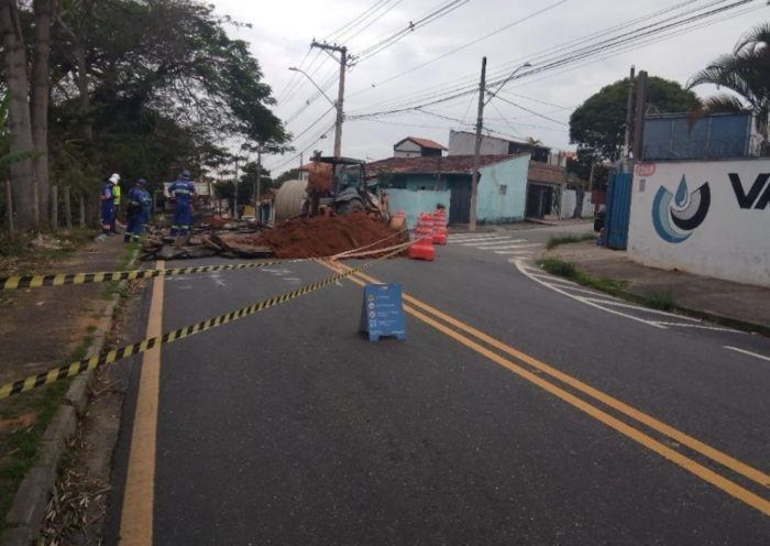 Trecho da Avenida Dom Pedro I, em Taubaté, tem interdição nos dois sentidos para reparos na rede de esgoto. Confira o desvio.