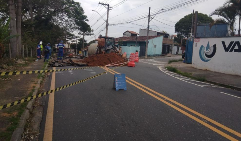Trecho da Avenida Dom Pedro I, em Taubaté, tem interdição nos dois sentidos para reparos na rede de esgoto. Confira o desvio.