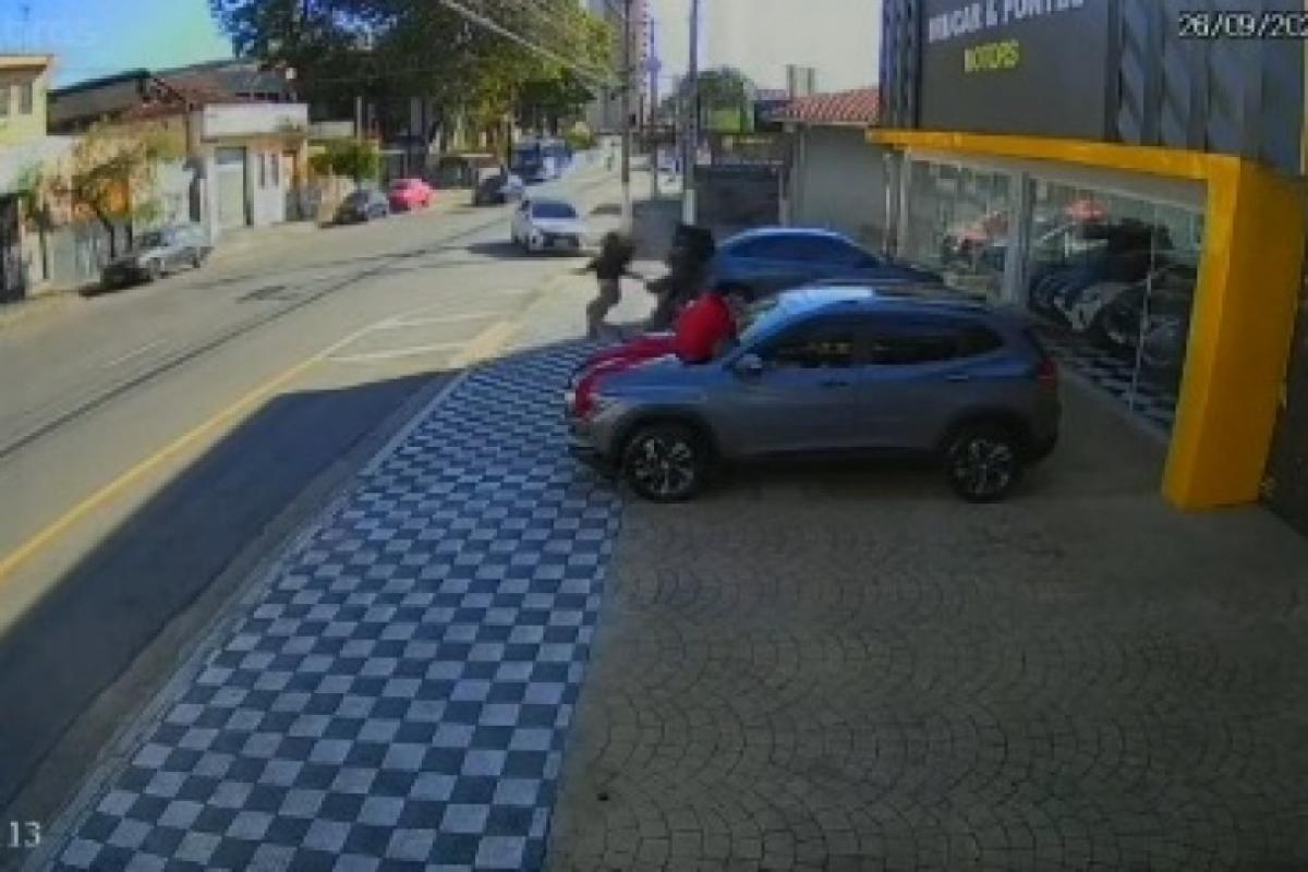 O acidente aconteceu por volta das 15h46, na Avenida Barão de Jacareí, na região central da cidade