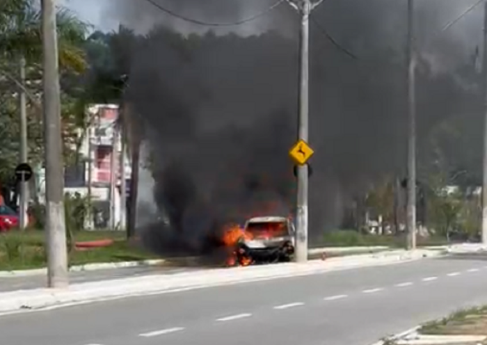 Carro pega fogo na estrada entre Taubaté e Tremembé