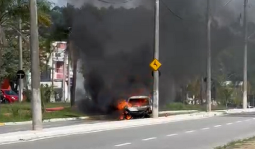 Carro pega fogo na estrada entre Taubaté e Tremembé