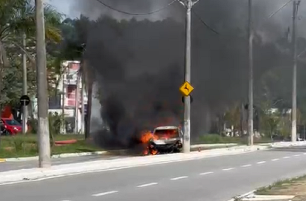 Carro pega fogo na estrada entre Taubaté e Tremembé