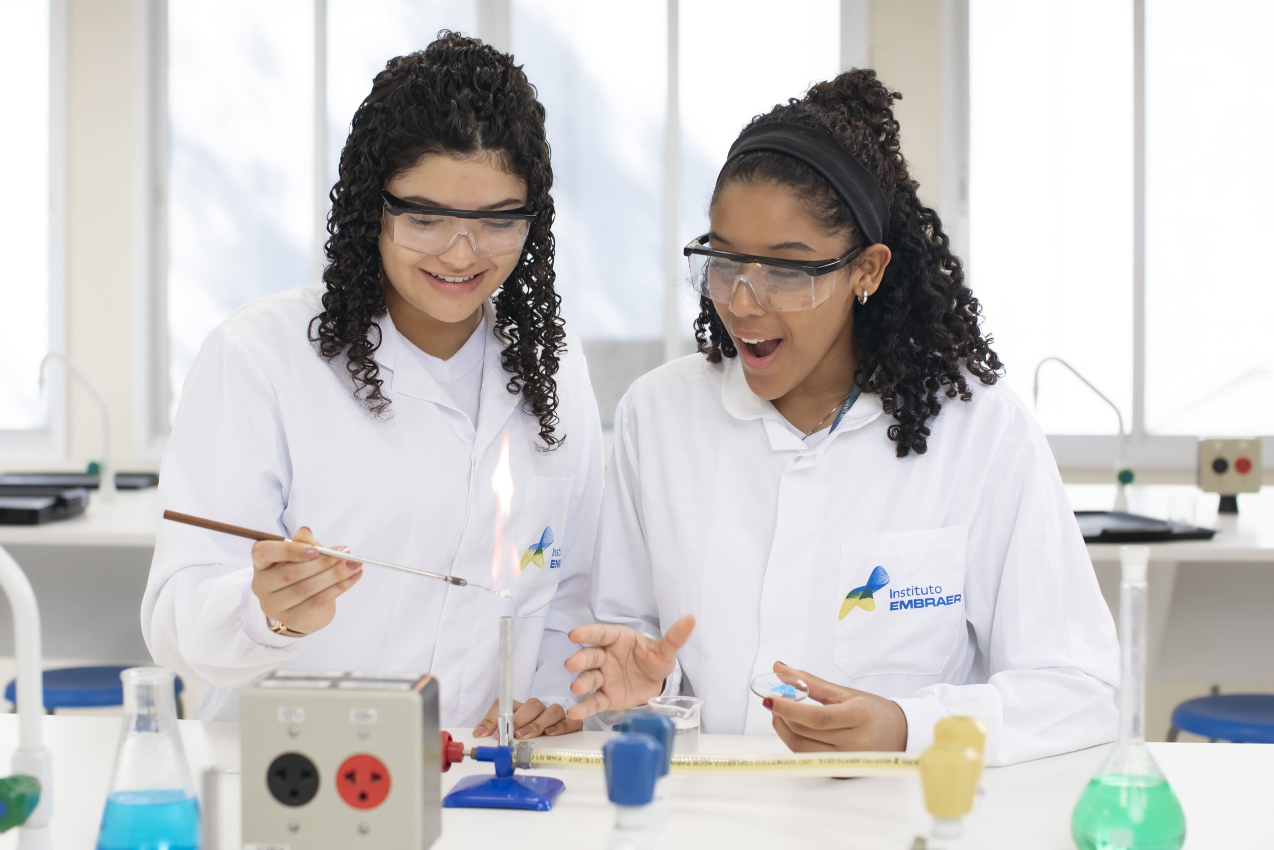 Meninas na Ciência: Instituto Embraer abre inscrições para olimpíada científica