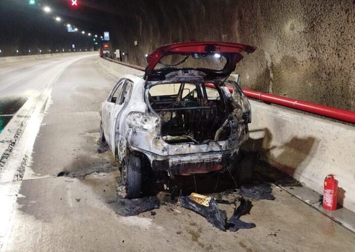 Incêndio destrói carro dentro de túnel da Tamoios em Caraguatatuba