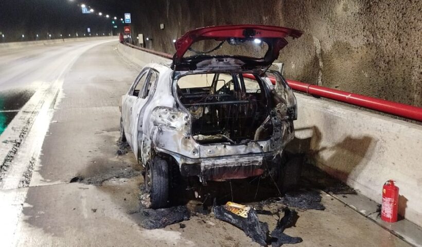 Incêndio destrói carro dentro de túnel da Tamoios em Caraguatatuba